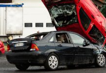 Czy nowe auta są faktycznie bezpieczniejsze? Co mówią tegoroczne testy Czerwone auto po dachowaniu na czarnym samochodzie podczas kraksy