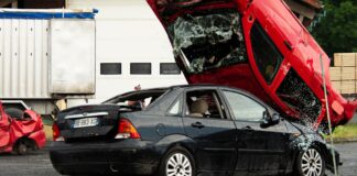 Czerwone auto po dachowaniu na czarnym samochodzie podczas kraksy