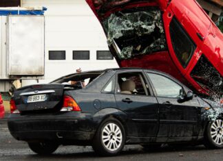 Czerwone auto po dachowaniu na czarnym samochodzie podczas kraksy