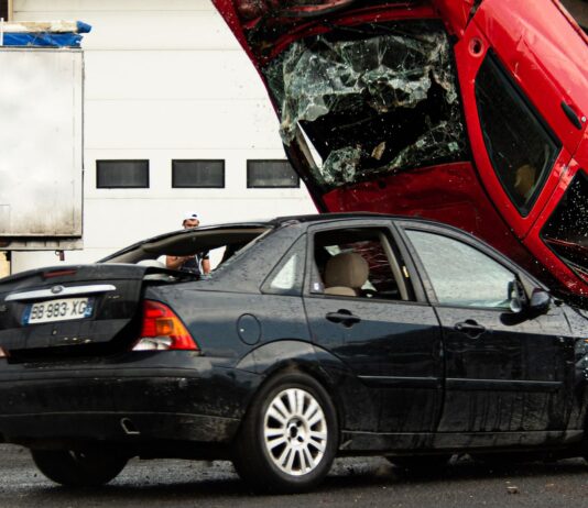Czy nowe auta są faktycznie bezpieczniejsze? Co mówią tegoroczne testy Czerwone auto po dachowaniu na czarnym samochodzie podczas kraksy