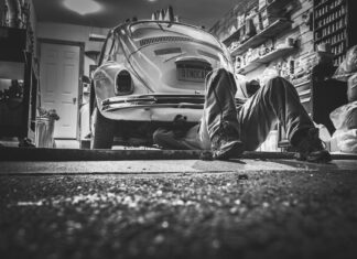 Jak rozpoznać zużyte sprzęgło w samochodzie i kiedy naprawdę trzeba je wymienić Mechanik pod klasycznym garbusem sprawdza podzespoły w warsztacie