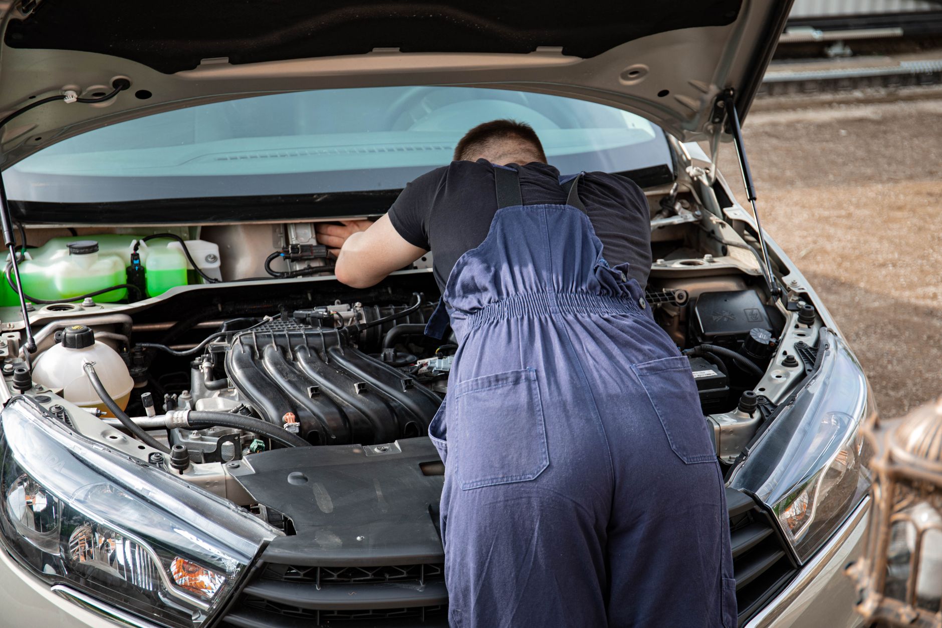 Mechanik samochodowy sprawdza silnik auta na zewnątrz