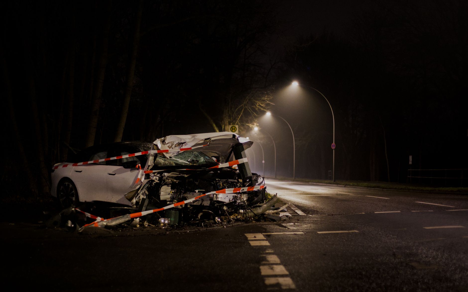 Rozbity samochód po wypadku na słabo oświetlonej ulicy w Berlinie nocą