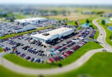 Samochody używane z salonów dealerskich: czym różni się program odkupu od zwykłego komisu i czy warto dopłacić Samochody używane z salonów dealerskich: czym różni się program odkupu od zwykłego komisu i czy warto dopłacić
