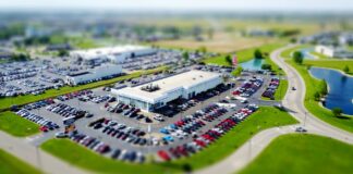 Samochody używane z salonów dealerskich: czym różni się program odkupu od zwykłego komisu i czy warto dopłacić Samochody używane z salonów dealerskich: czym różni się program odkupu od zwykłego komisu i czy warto dopłacić