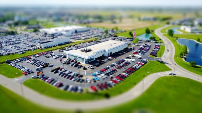 Samochody używane z salonów dealerskich: czym różni się program odkupu od zwykłego komisu i czy warto dopłacić Samochody używane z salonów dealerskich: czym różni się program odkupu od zwykłego komisu i czy warto dopłacić