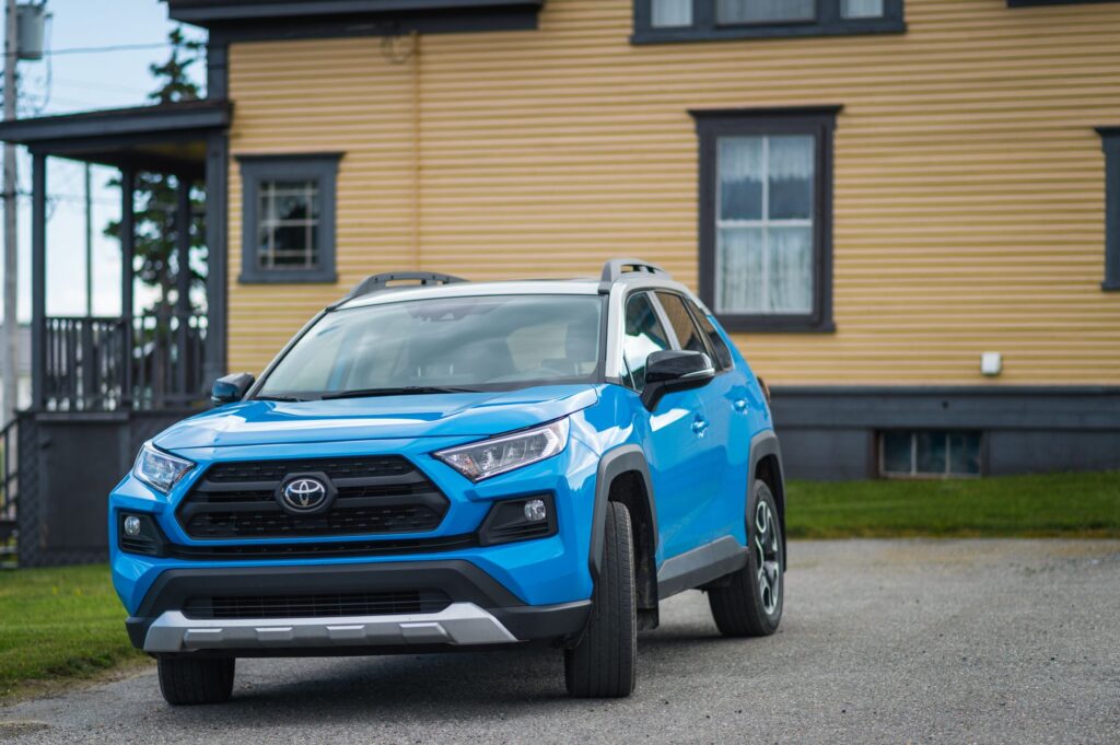 Kia Sportage czy Toyota RAV4? Porównanie hybrydowych SUV-ów pod kątem spalania i wygody