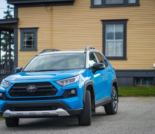 Kia Sportage czy Toyota RAV4? Porównanie hybrydowych SUV-ów pod kątem spalania i wygody Kia Sportage czy Toyota RAV4? Porównanie hybrydowych SUV-ów pod kątem spalania i wygody